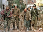 Srbsk milice deportuj chorvatskho obyvatele Vukovaru. Archivn snmek z 