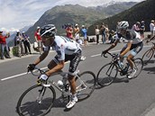 Alberto Contador (v ele) byl v posledn horsk etap Tour de France velmi