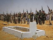 Libyjt rebelov u hrobu svho spolubojovnka v Benghz (21. ervence 2011) 