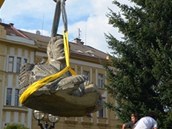 Stěhování sochy Františka Ulricha z náměstí Svobody v Hradci Králové. (19.