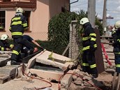 Záchranáři vyprošťují dělníka, kterého v Hradci Králové zavalil široký betonový
