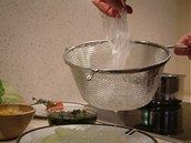 Na salát přidejte uvařené a propláchnuté rýžové "skleněné" nudle.