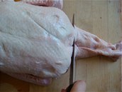 Očištěnou kachnu ještě zbavte přebytečné kůže.