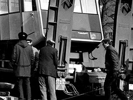 Instalace voz tetí petínské lanovky 8. února 1985