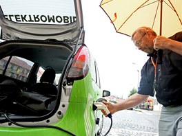 Silnice na Vysoin brzd prvn sriov vyrvn elektromobil. V Tebi jej