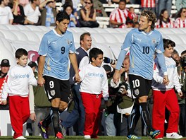 TAHOUNI. Uruguaytí útoníci Luis Suarez a Diego Forlán nastupují k finálovému