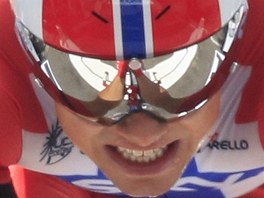 ZA OBTI. Norský cyklista Edvald Boasson Hagen objel asovku s ernou páskou na