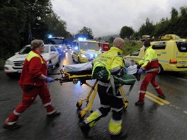Záchranáři pomáhají lidem poraněným při střelbě na norském ostrově Utoya (22.