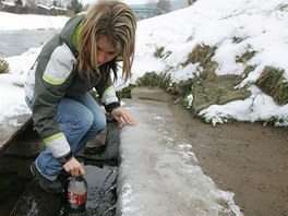 Dosud lidé čepovali kyselku z trubek u řeky Metuje, což byla zejména v zimě...
