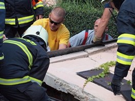 Zchrani vyprouj dlnka, kterho v Hradci Krlov zavalil irok betonov