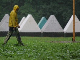 Voda zaplavila okol tbor v Mlanech u Dobruky. (22. ervence 2011)