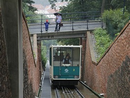 Pet�ínská lanovka slaví 120 let. Pohled na p�ijí�d�jící v�z.