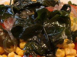 Japonský salát se skleněnými rýžovými nudlemi a mořskými řasami wakame 