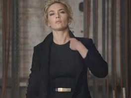 Kate Winsletov pi focen reklamn kampan pletenho obleen St. John