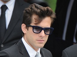 Britsk hudebnk Mark Ronson na pohbu Amy Winehouseov