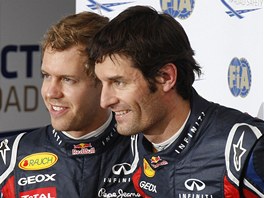 PARCI. Kolegov z Red Bullu Sebastian Vettel (vlevo) a Mark Webber pzuj