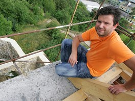 Tomáš Pospíchal na střeše opravovaného kostela svatého Urbana v Rybářích.