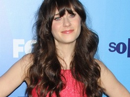 Zooey Deschanel v atech a tlustch punochch.