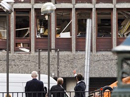Norský premiér Jens Stoltenberg (vpravo) si prohlíí následky mohutné exploze.
