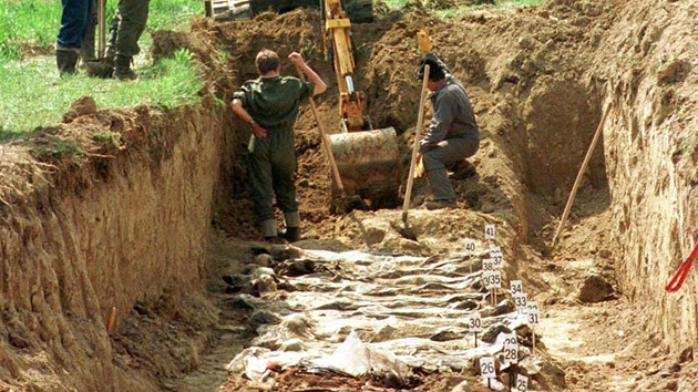 Odkrývání hromadného hrobu chorvatských voják a civilist z Vukovaru. Archivní