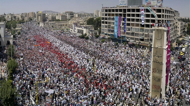 Protest proti reimu Baára Asada v syrském mst Hamá (22. ervence 2011)