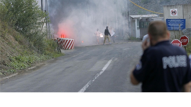 Skupina ozbrojených Srb pepadla a vypálila hraniní pechod Jarinje na