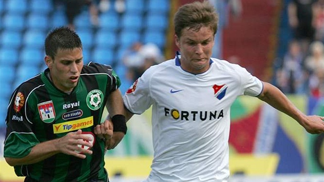 Dominik Kraut z Ostravy (vpravo) a Michal Klesa z P�íbrami.
