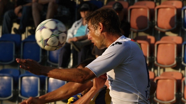 Úto�ník Slovácka Libor Do�ek v hlavi�kovém souboji s obranou Opavy.