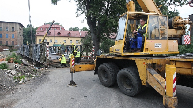 Chrastavský provizorní most s prasklými nosníky dlníci nahradili úpln