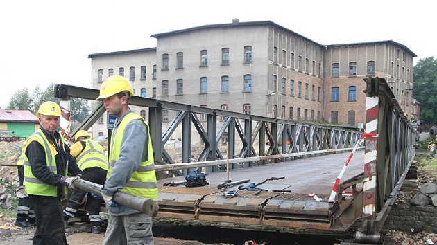 Chrastavský provizorní most s prasklými nosníky dlníci nahradili úpln