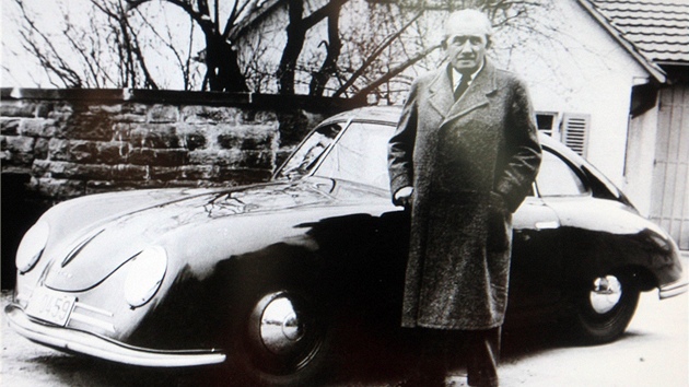 Ferdinand Porsche se svým vozem