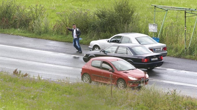 Na Teplicku se utábořili rumunští Romové. Řidičům nutí falešné zlato -  iDNES.cz