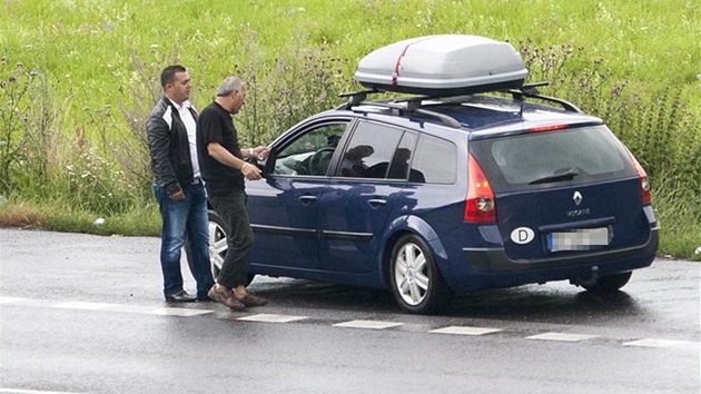 Rumuntí Romové zastavili projídjící nmecké auto. idi se nechal nachytat - podvodníkovi dal nkolik bankovek a nic za to nechtl. (29. ervence 2011)