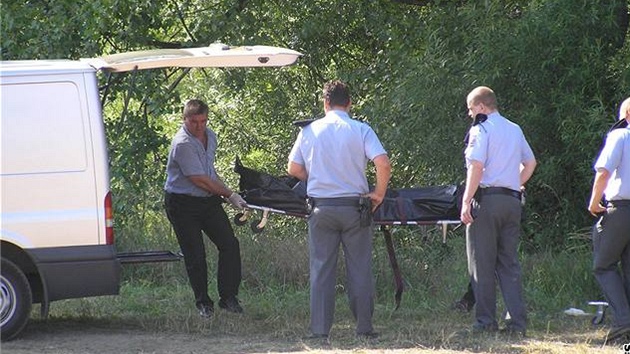 Mladíky pomáhali hledat v ece hasii i policejní potáp.