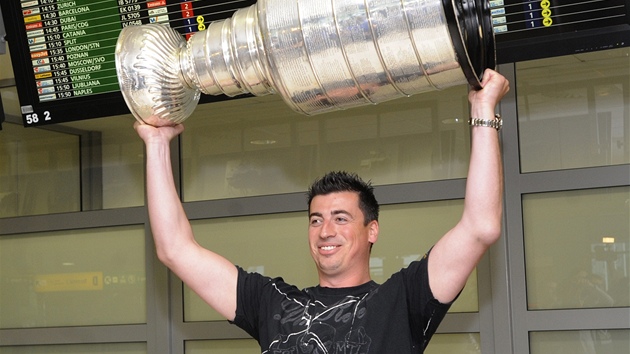 Tomá� Kaberle se Stanley Cupem v p�íletové hale ruzy�ského leti�t� v Praze.