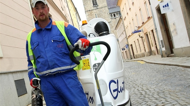 Zamstnanec Slueb msta Jihlavy Tomá Völkl s novým vysavaem, který dosotal