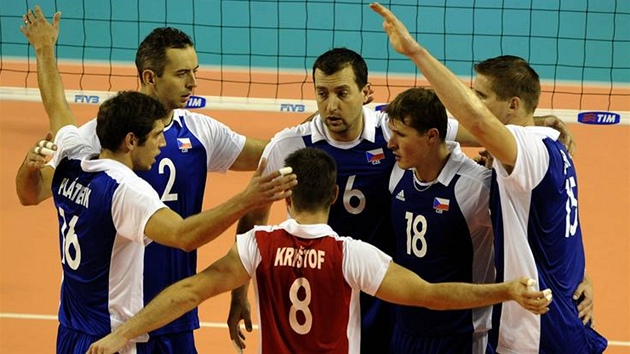 POSTUP! etí volejbalisté se radují, po vítzství nad Kamerunem mohou slavit