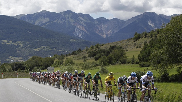 cyklistický peloton v prbhu 17. etapy Tour de France