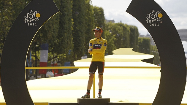 KRÁL. Cadel Evans si na pódiu užívá triumf v nejslavnějším cyklistickém závodě