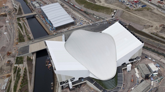 Plavecké centrum (v popedí) a bazén pro vodní pólo urené pro olympijské hry v...
