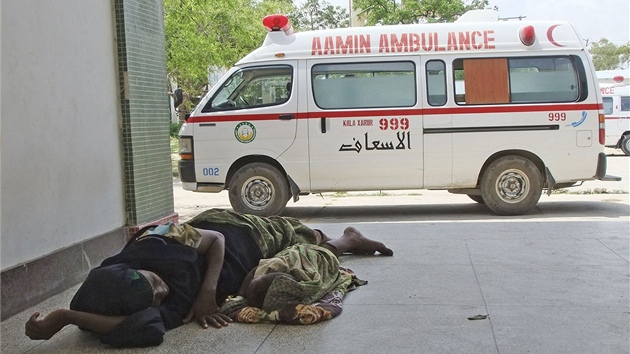 Vyhladovlá Somálka s díttem leí ped nemocní Benadir v Mogadiu (22.