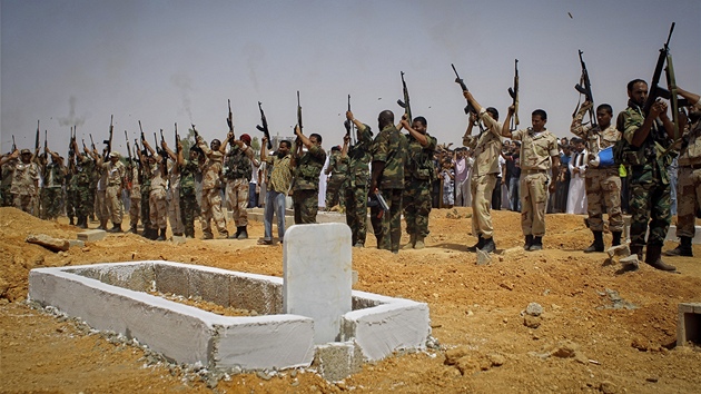 Libyjtí rebelové u hrobu svého spolubojovníka v Benghází (21. ervence 2011) 