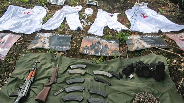 Bílé hábity s Maltézskými kíi, zbran a munice zabavené ve výcvikovém táboe