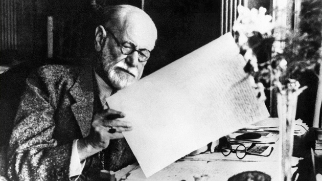 Sigmund Freud, který patřil mezi nejvýznamnější židovské intelektuály, žil v letech 1856 až 1939. Holešov nikdy nenavštívil, ale nyní tam bude mít sochu.