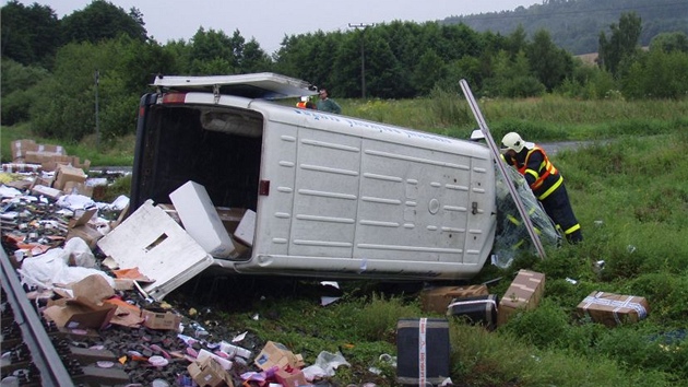 Sráka mezi dodávkou a motorovým vlakem na elezniním pejezdu v Krnov.