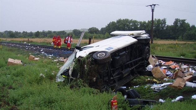 Sráka mezi dodávkou a motorovým vlakem na elezniním pejezdu v Krnov.