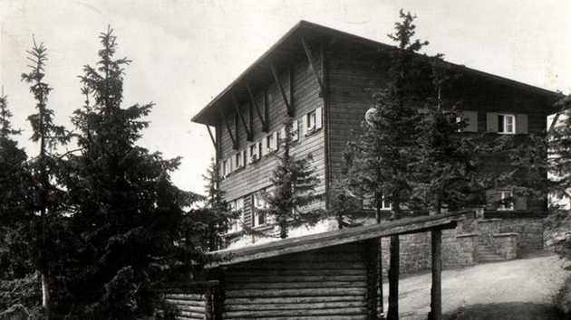 Původní Bezručova chata, která vyhořela v roce 1978.