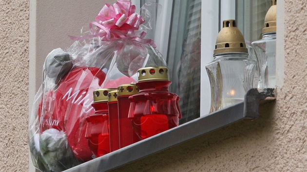 Plyšák a svíčky na okně pokoje ubodané jedenáctileté dívenky