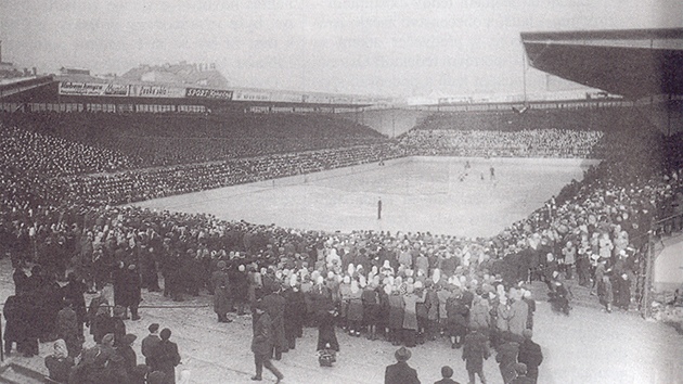 Zábr na jet nezasteený Kotasv stadion v Ostrav z pelomu 40. a 50. let