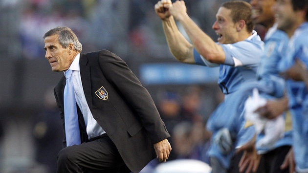 MU� V POP�EDÍ. Zatímco uruguayská lavi�ka ská�e radostí, trenér Oscar Tabárez